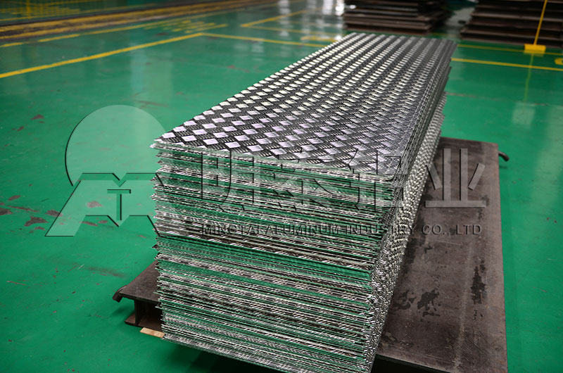 花紋板廠家_五條筋花紋鋁板廠家_價(jià)格 花紋板廠家_五條筋花紋鋁板廠家_價(jià)格