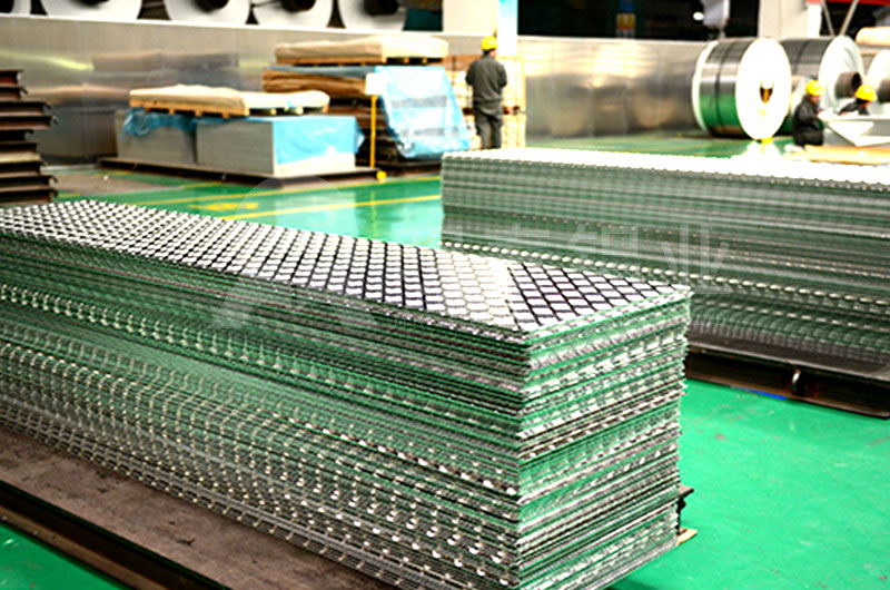 三條筋花紋鋁板性能優(yōu)良_價格優(yōu)惠 三條筋花紋鋁板性能優(yōu)良_價格優(yōu)惠