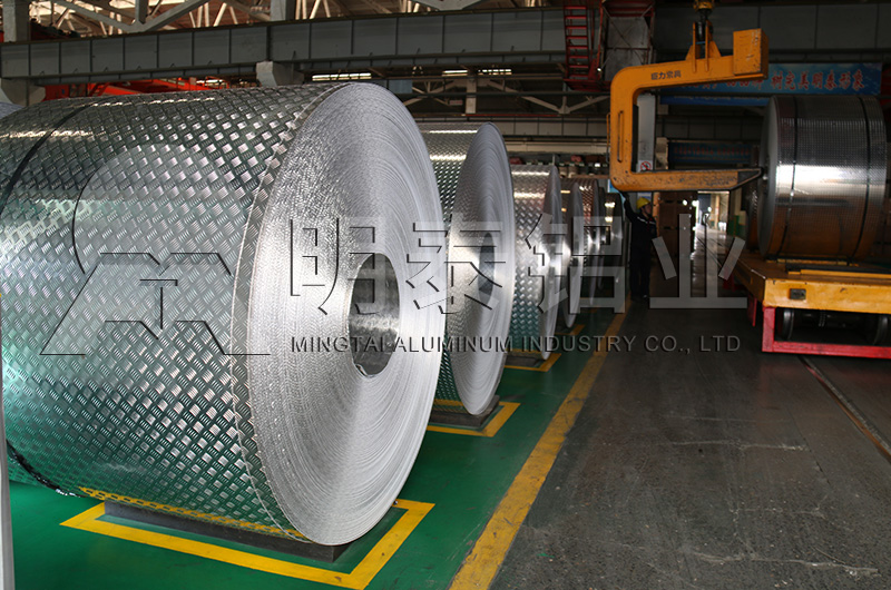 小五條筋花紋鋁板性能廠家_明泰鋁業(yè) 小五條筋花紋鋁板性能廠家_明泰鋁業(yè)