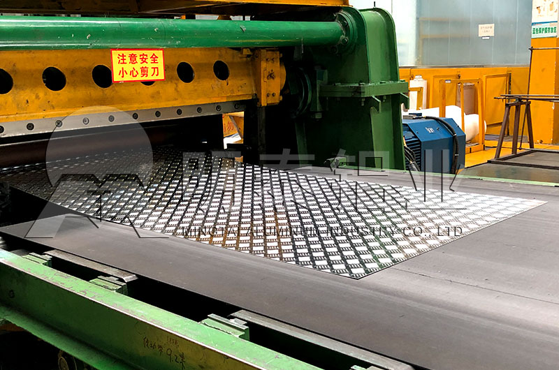 建筑用隔音隔熱3003蜂窩芯鋁板基材性能優(yōu)良 建筑用隔音隔熱3003蜂窩芯鋁板基材性能優(yōu)良